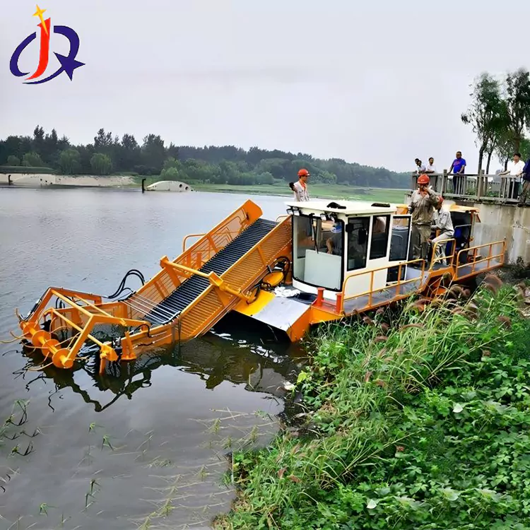 হাইসিন্থ এবং ডাকউইড কাটার বোট